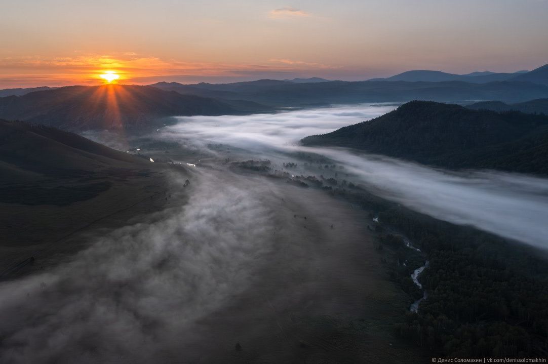 туман в долине рек Большой Тигирек_Денис Соломахин.jpg