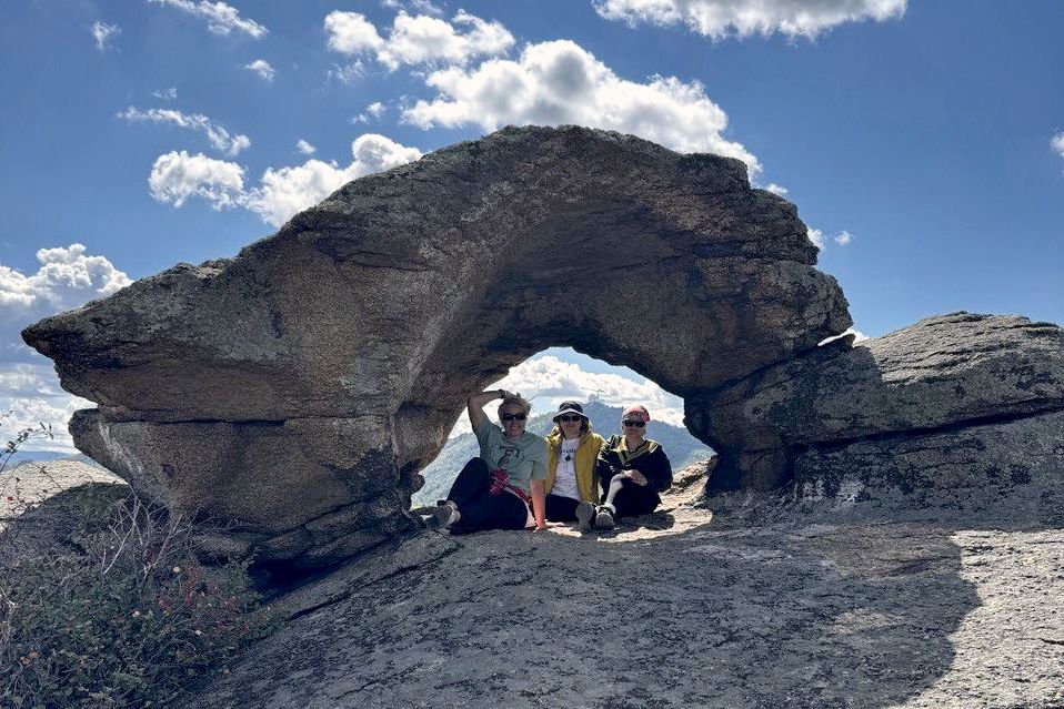 участники тура Сибирские сказания на скалах у Колыванского озера _altaytours22.jpg