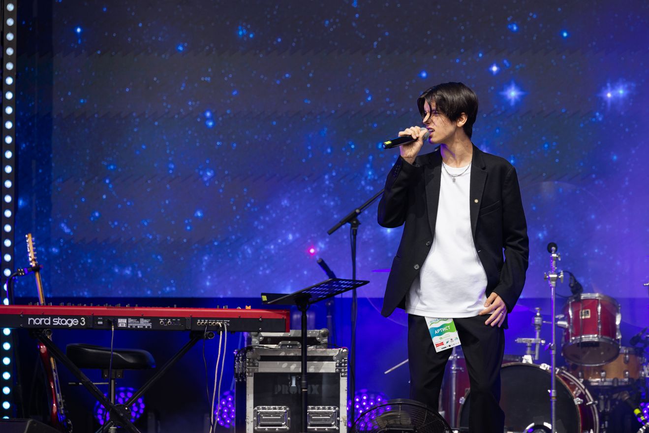 участник музыкального конкурса на фестивале Шум Катуни_Всеволод Клещев.jpg участник музыкального конкурса на фестивале Шум Катуни_Всеволод Клещев.jpg