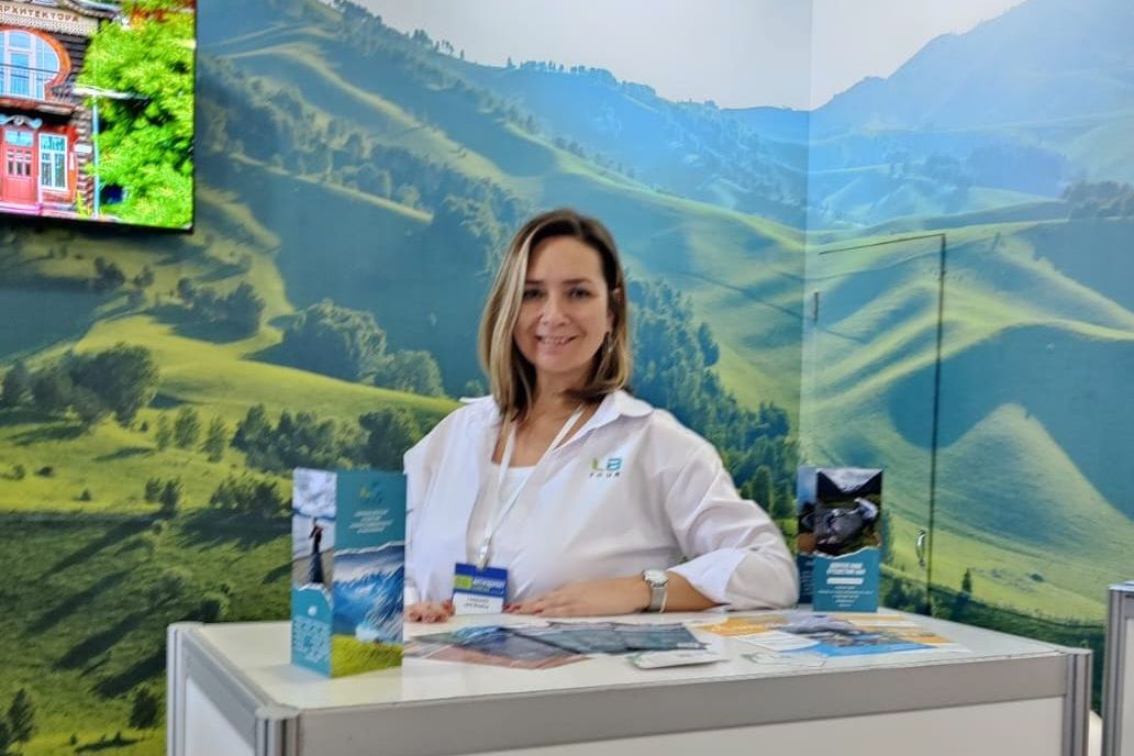 туроператор ЛБ-тур на стенде Алтайского края на Интурмаркет-Байкал_Сергей Попович.jpg