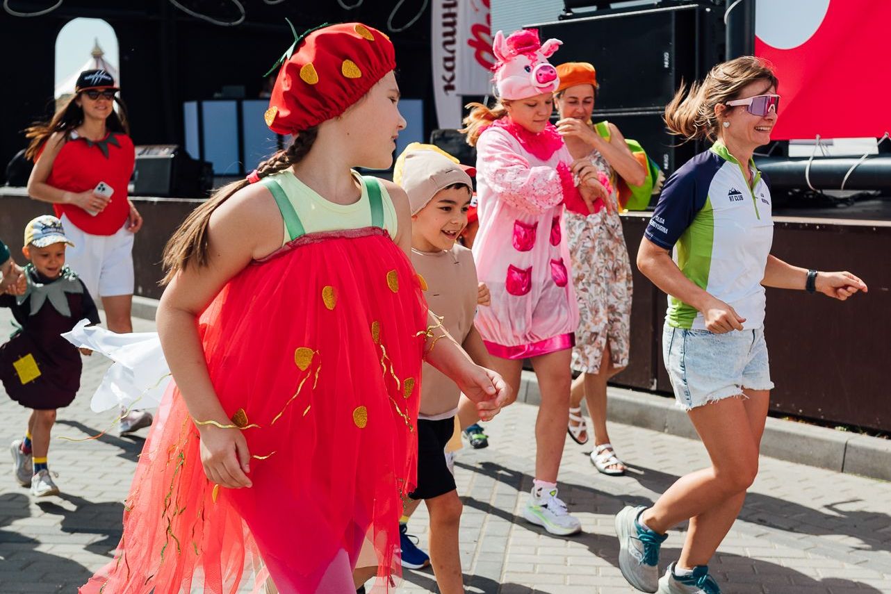 забег в фермерских костюмах на фестивле Калина-малина фест в Новосибирске_Катерина Гачко_km_fest.jpg