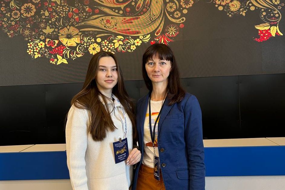 победительница конкурса ПРО-туризм-2023 Ольга Изотова с научным руководителем_aGo_agk_altaimolodoi.ru.jpg