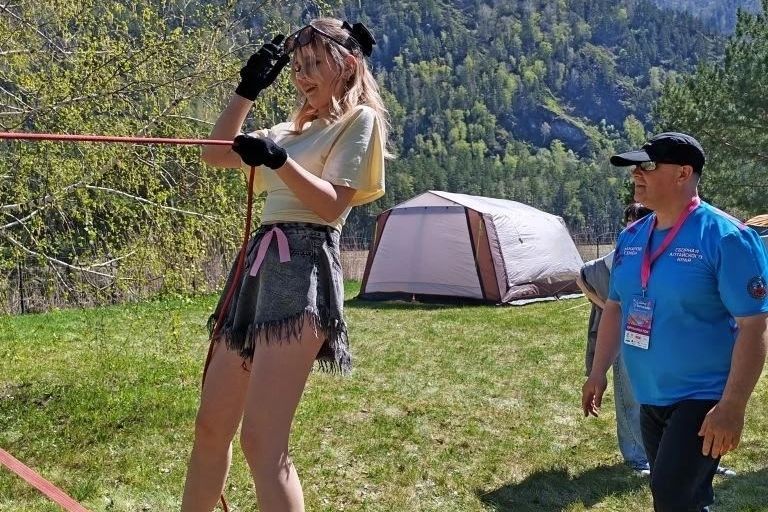 _веревочный этап на турплощадке фестиваля Цветение маральника_educaltai.jpg _веревочный этап на турплощадке фестиваля Цветение маральника_educaltai.jpg