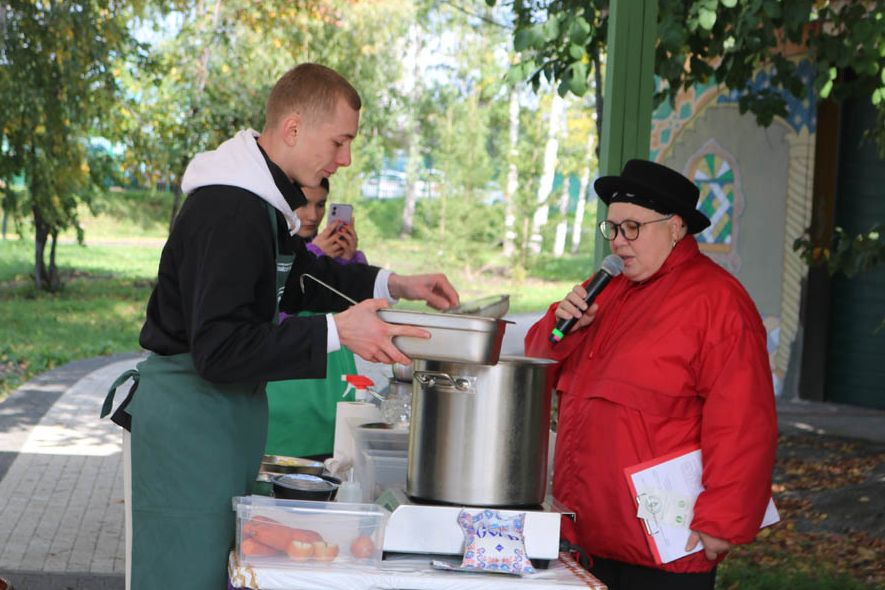 Юлия Литвиненко комментирует приготовление ухи в парке Изумрудный_Наталья Андронова_ap22.ru.jpg