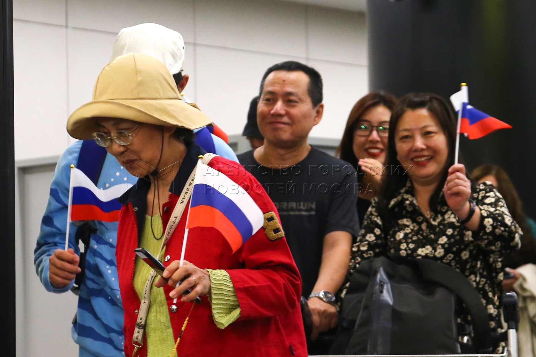 первая безвизовая группа китайских туристов-2023 в Шереметьево_Сергей Ведяшкин_mskagency.ru.jpg первая безвизовая группа китайских туристов-2023 в Шереметьево_Сергей Ведяшкин_mskagency.ru.jpg