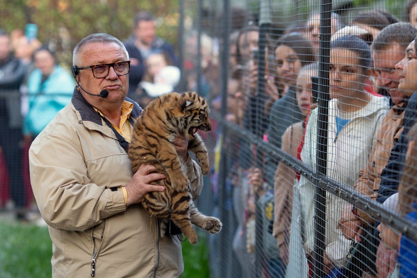 директор Барнаульского зоопарка проводит экскурсию_Сергей Писарев.jpg