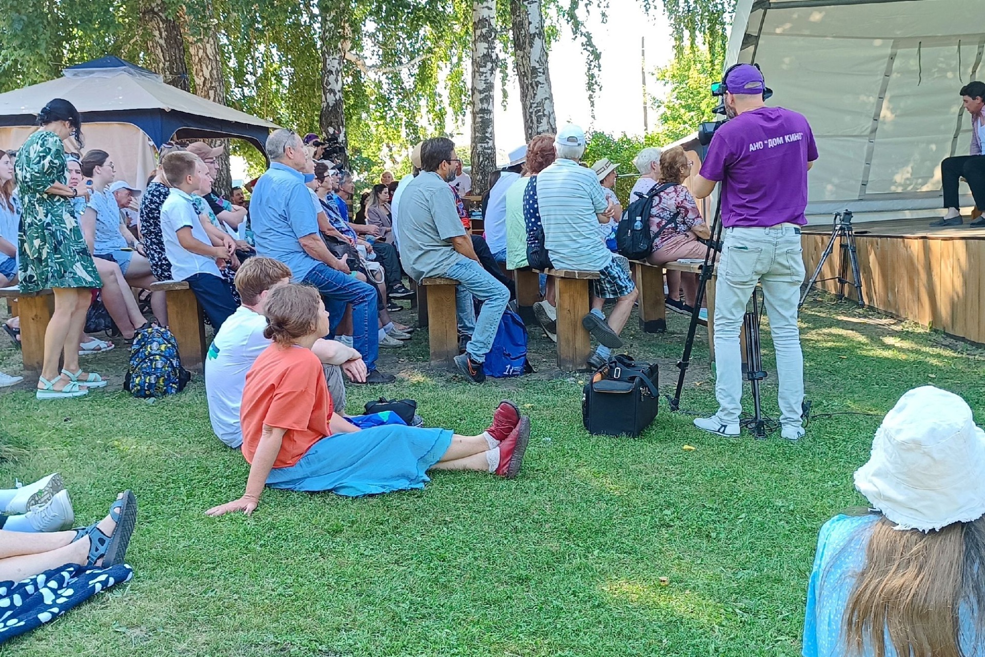 зрители у Зеленой сцены фестиваля шукшинской прозы Характеры_Юрий Фролов.jpg зрители у Зеленой сцены фестиваля шукшинской прозы Характеры_Юрий Фролов.jpg