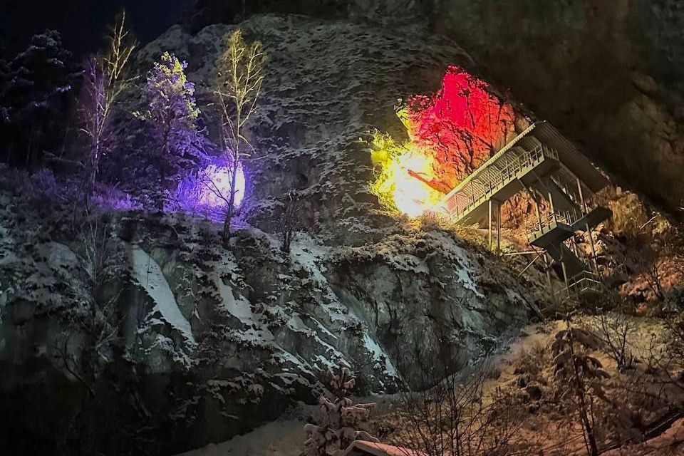 tвечерняя подсветка Тавдинских пещер_avda.cave.jpg