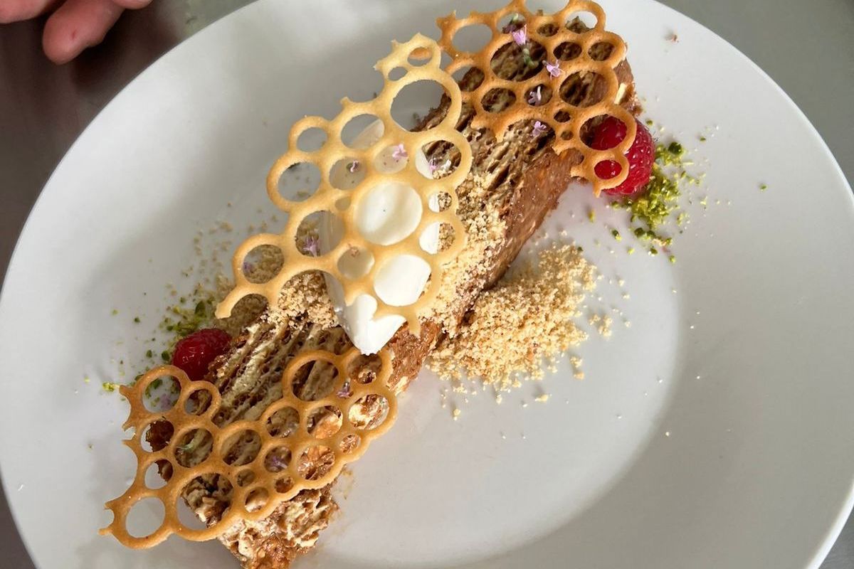 медовик Владислава Тюленева для гастрофестиваля в арт-кластере Таврида_alttur22.jpg