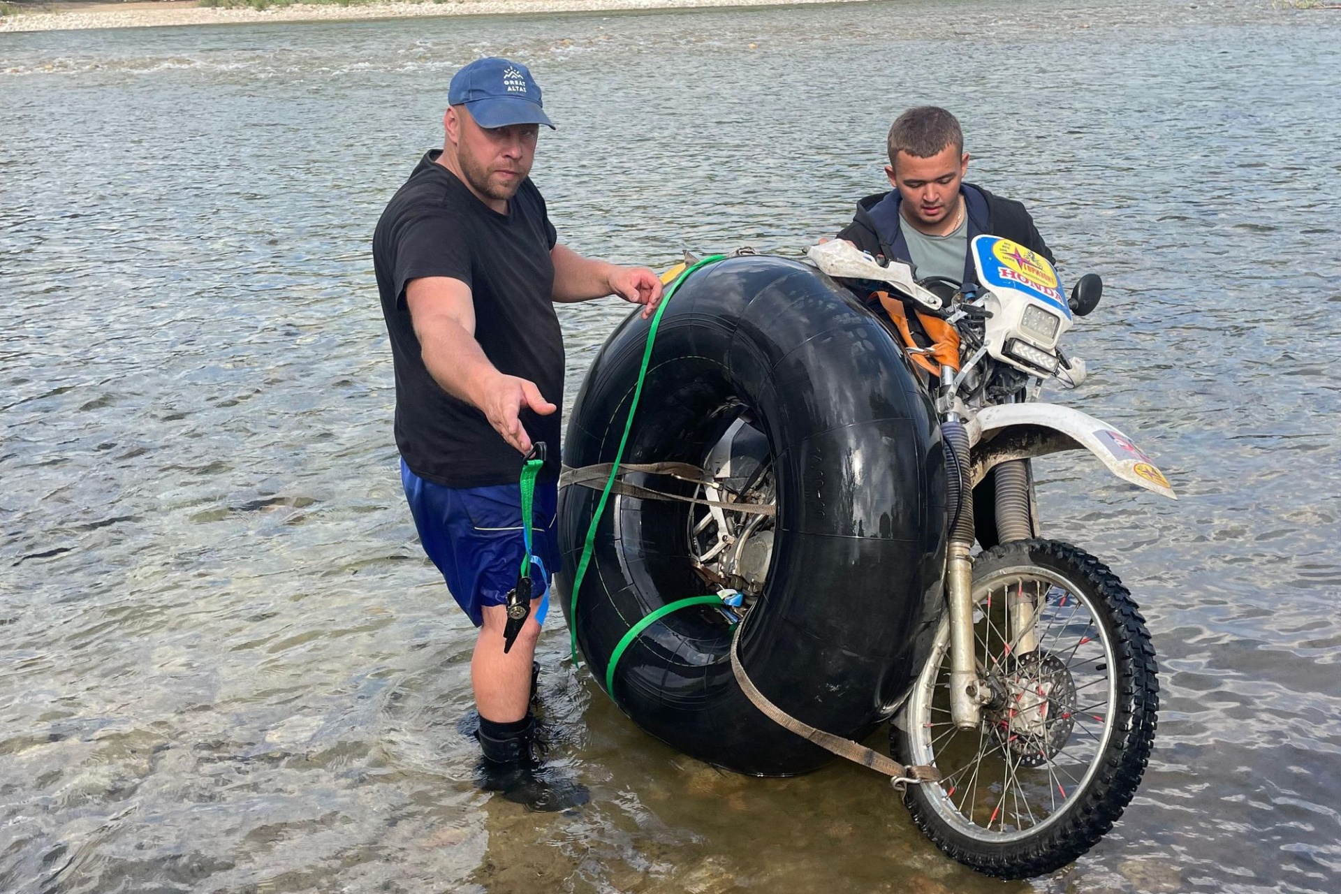 переправа мотоциклов экспедиции через Баргузин_Виктор Пантыкин.jpg