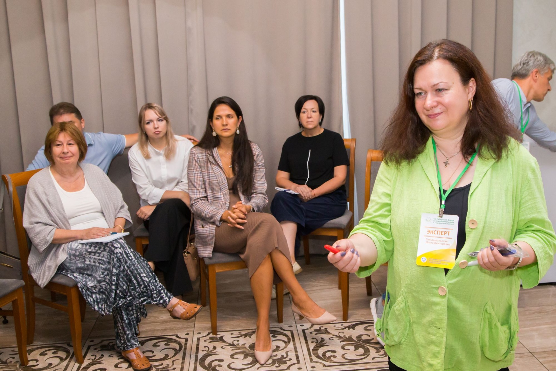 Ольга Тимашпольская ведет мероприятие Сибмедфорума-2023_Владимир Вдовин.jpg