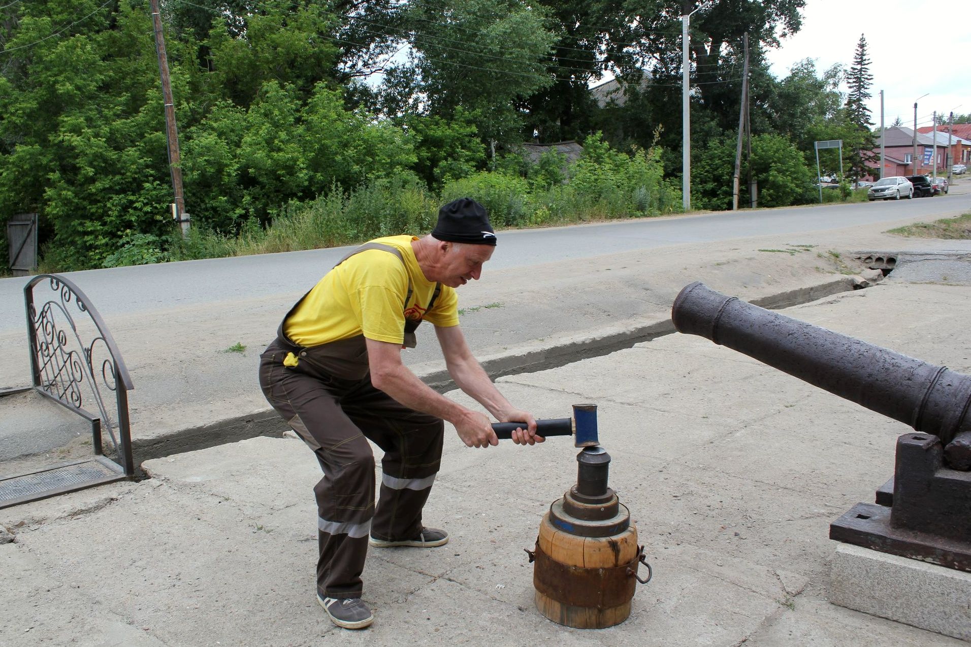 ковка монет у музея Змеиногорска_автопробег по озерам Алтая_Михаил Павлов.jpg
