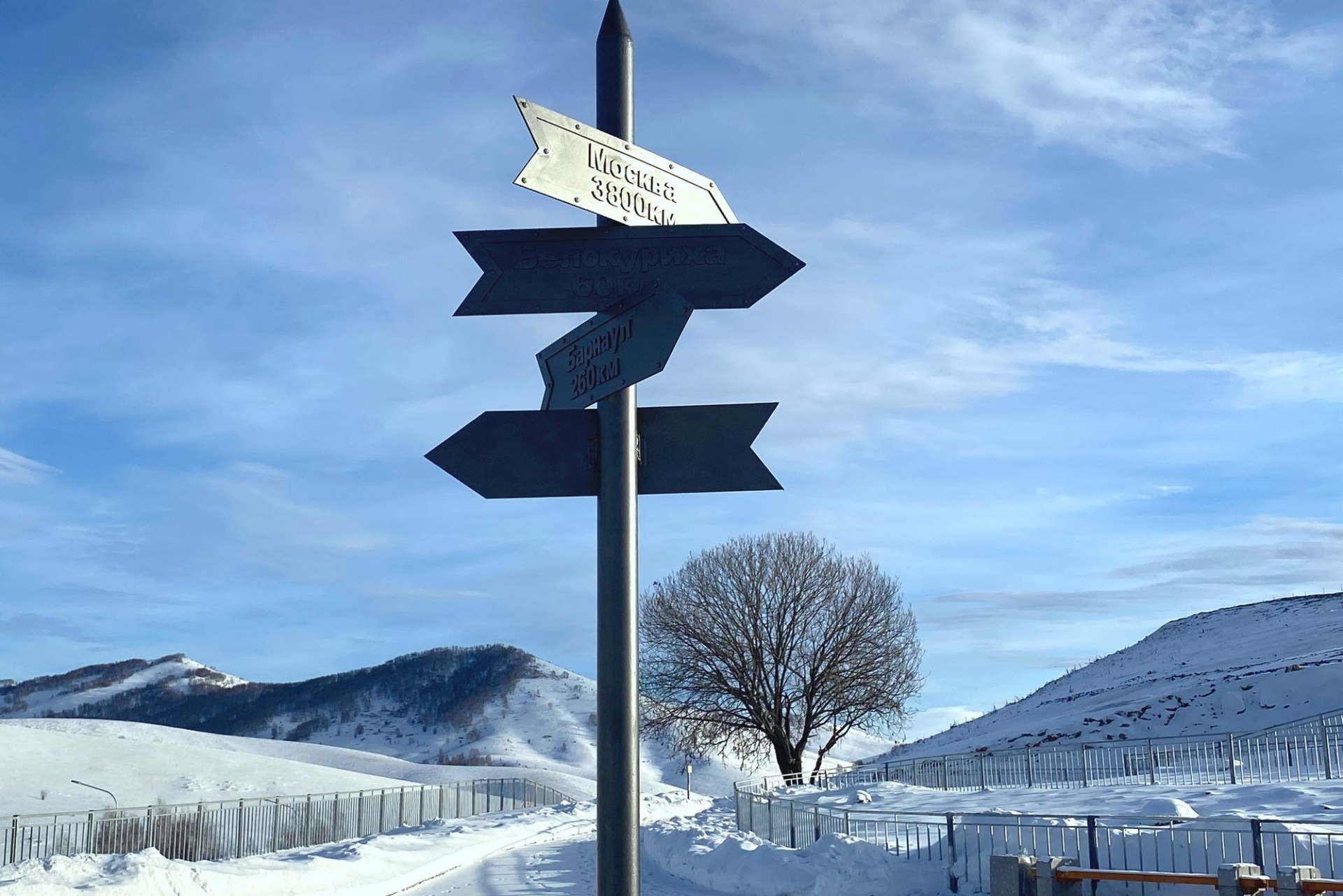 верстовой столб на смотровой площадке Бирюксинского перевала_altayskoe.info.jpg