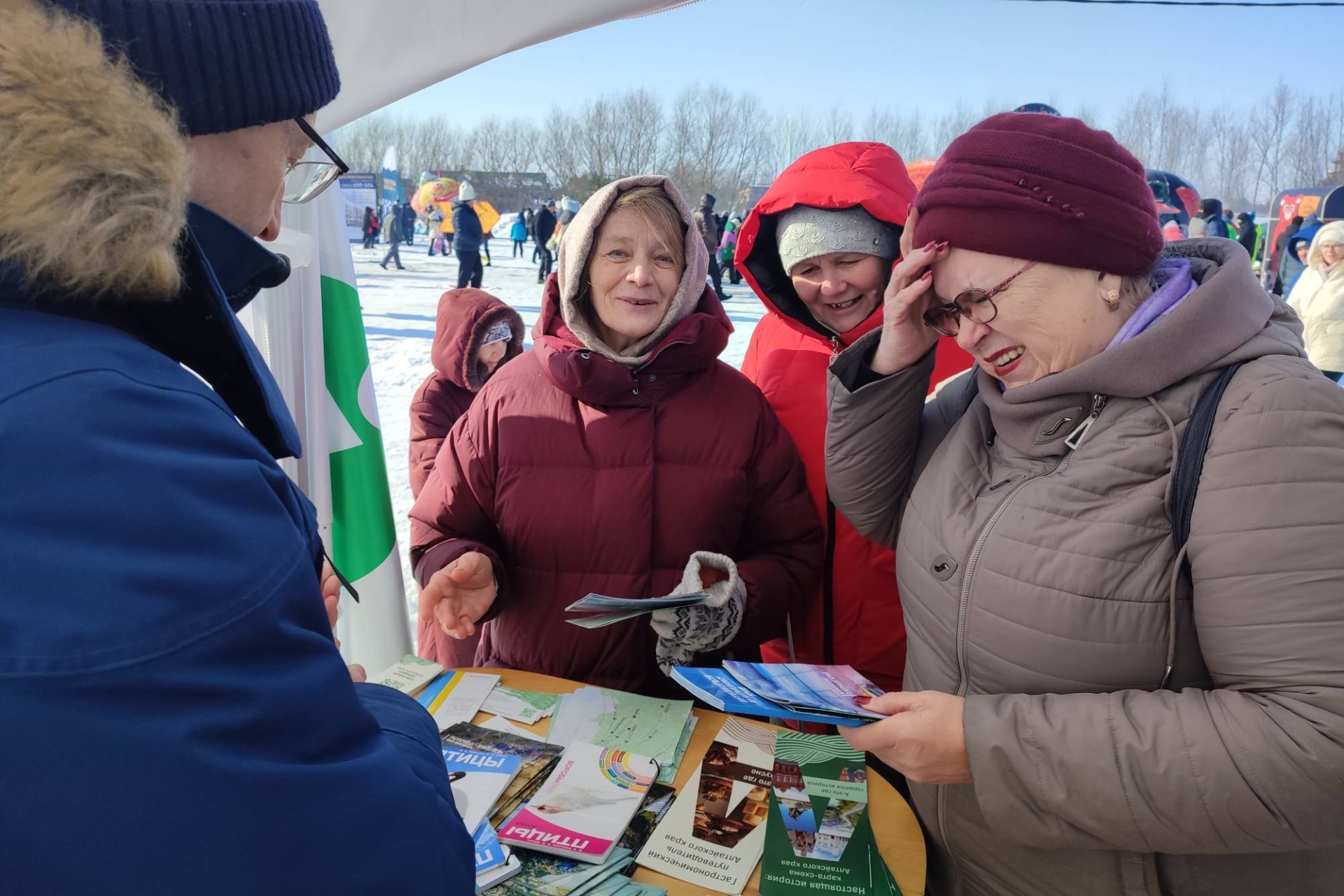 разгадывание ребусов в шатре Алтайтурцентра на Сибирской Масленице_Анна Скобова.jpg