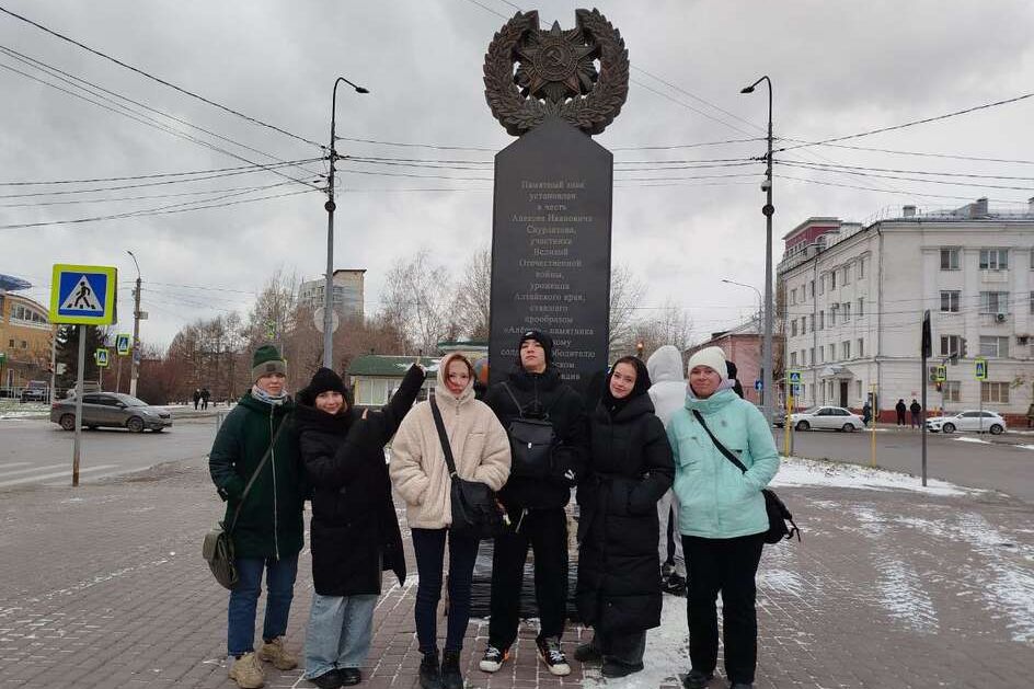 команда Туршарики на маршруте квеста по Барнаулу.jpg