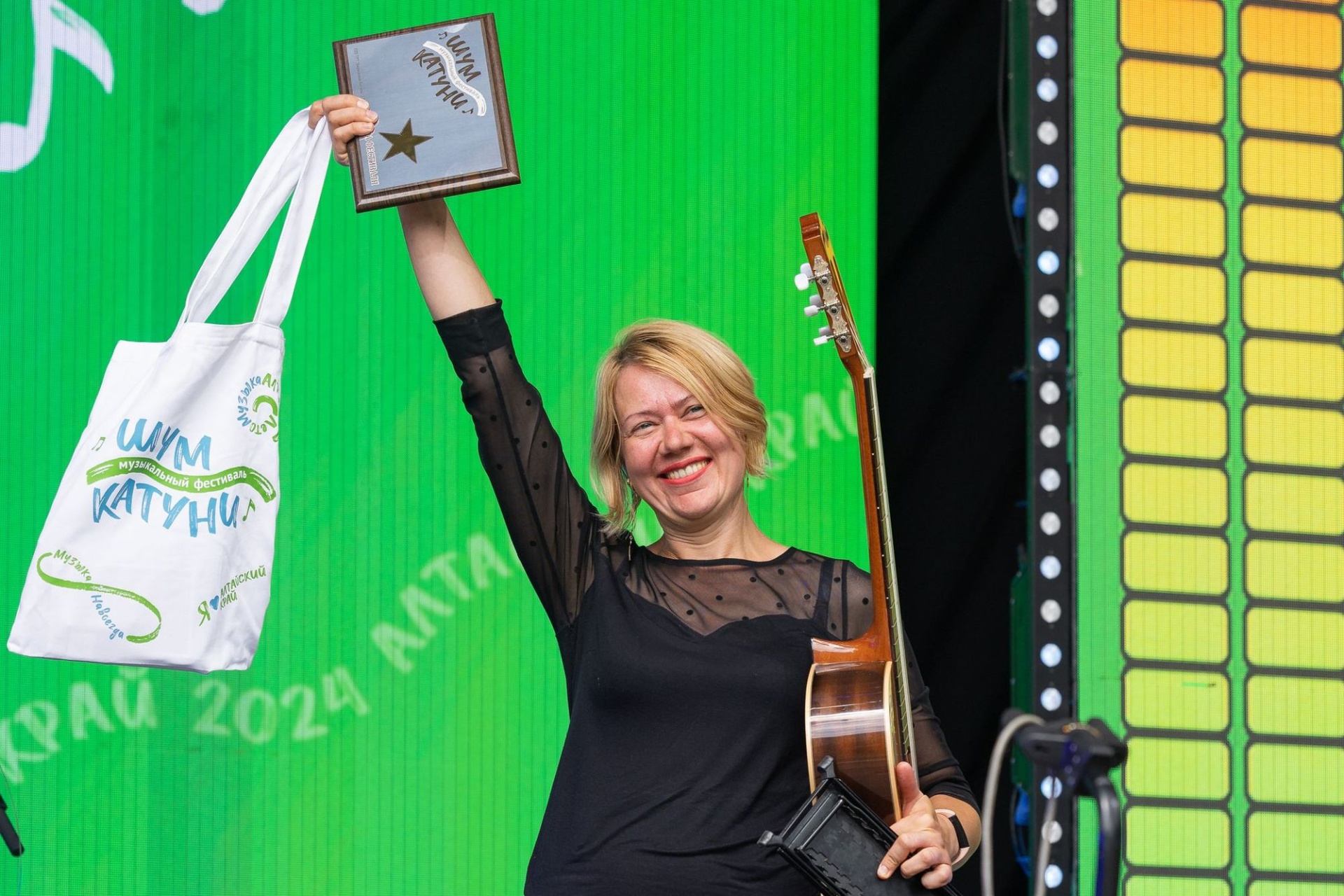 участница музыкального конкурса на фестивале Шум Катуни_Всеволод Клещев.jpg участница музыкального конкурса на фестивале Шум Катуни_Всеволод Клещев.jpg