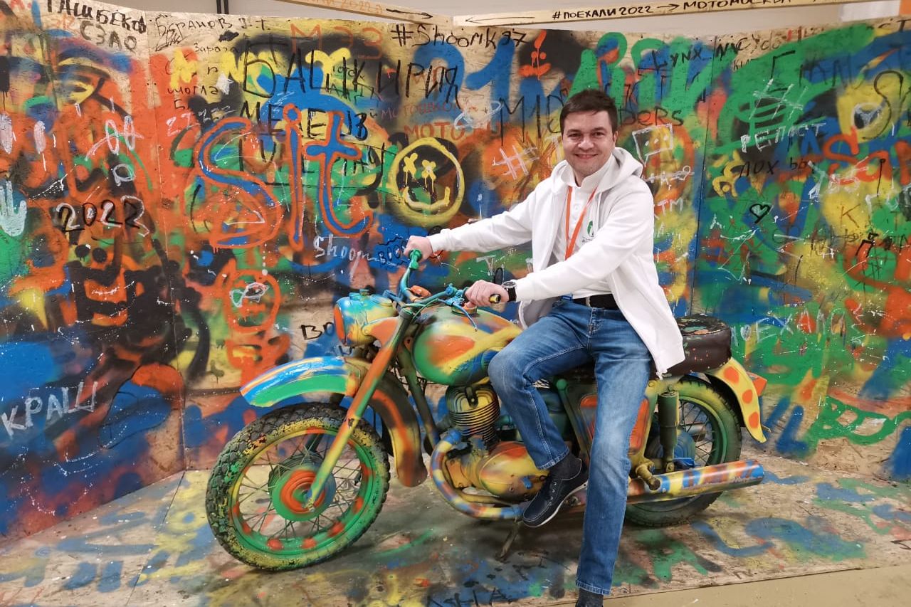 Сергей Попович на выставке Поехали-2023.jpg Сергей Попович на выставке Поехали-2023.jpg