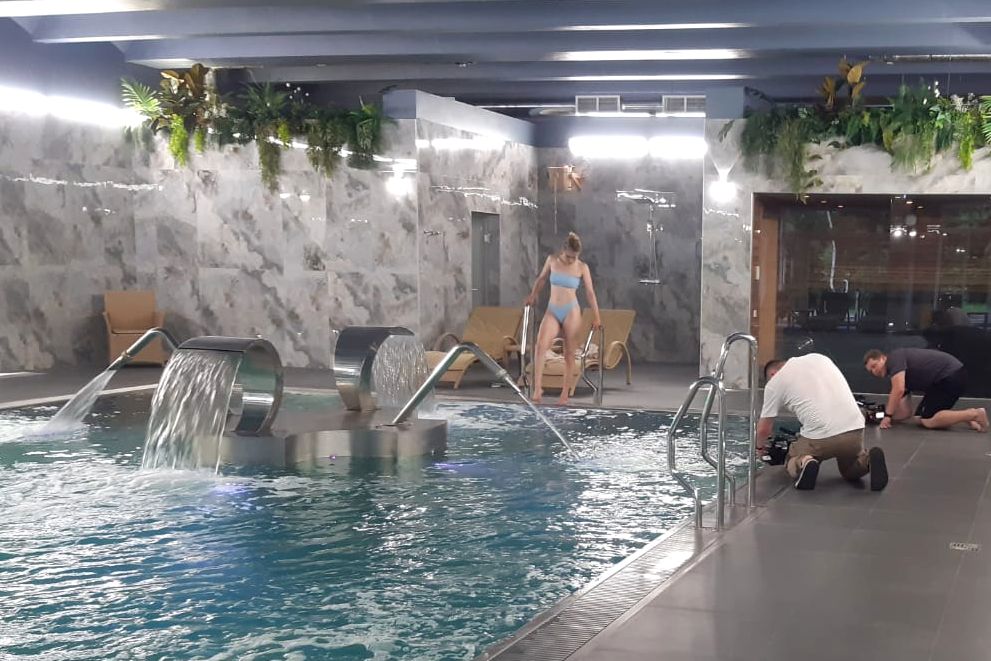 схемка в акватермальном комплексе бизнес-отеля Россия для программы Отдыхай! телеканала Моя Планета_Лидия Дашкова.jpg