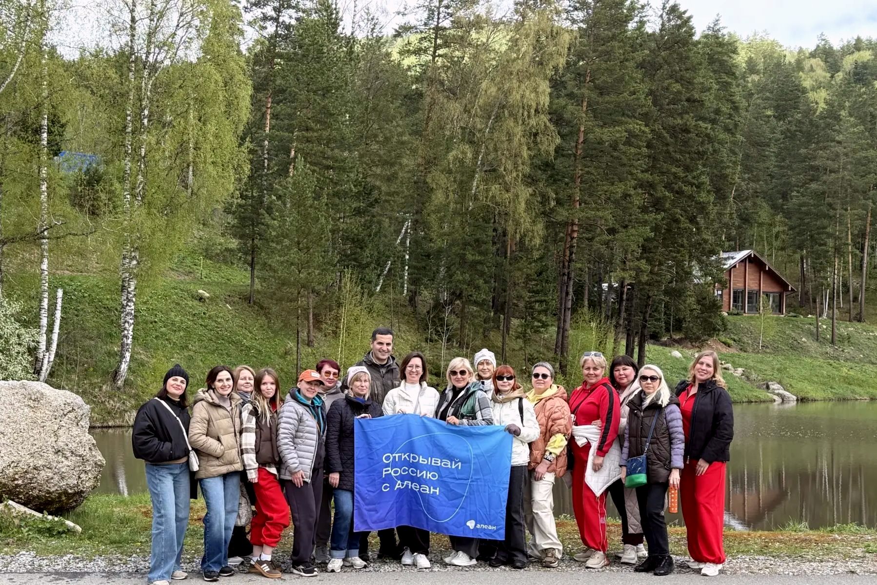 участники рекламного тура Алеан на таежной заимке Лесная сказка.jpg