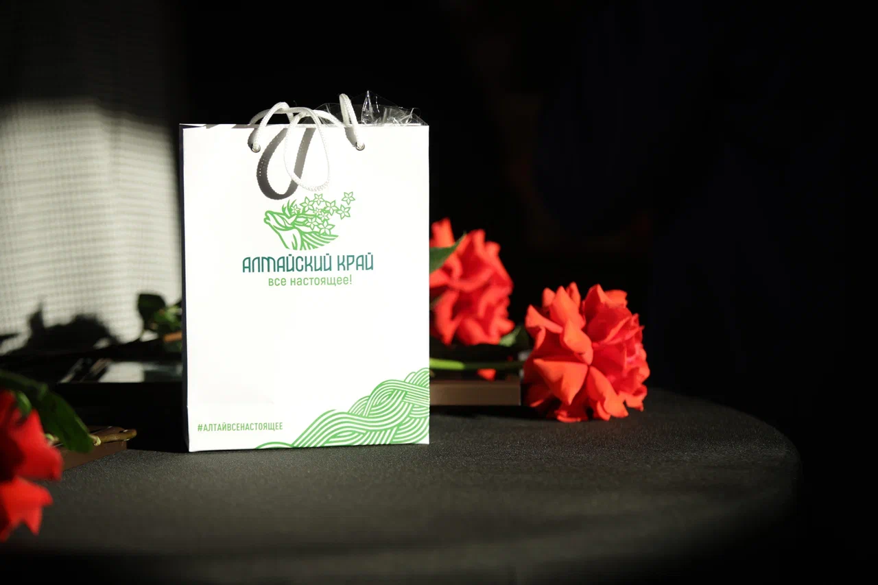 подарки гостям Дня туризма в Алтайском крае_Евгений Петров.JPG