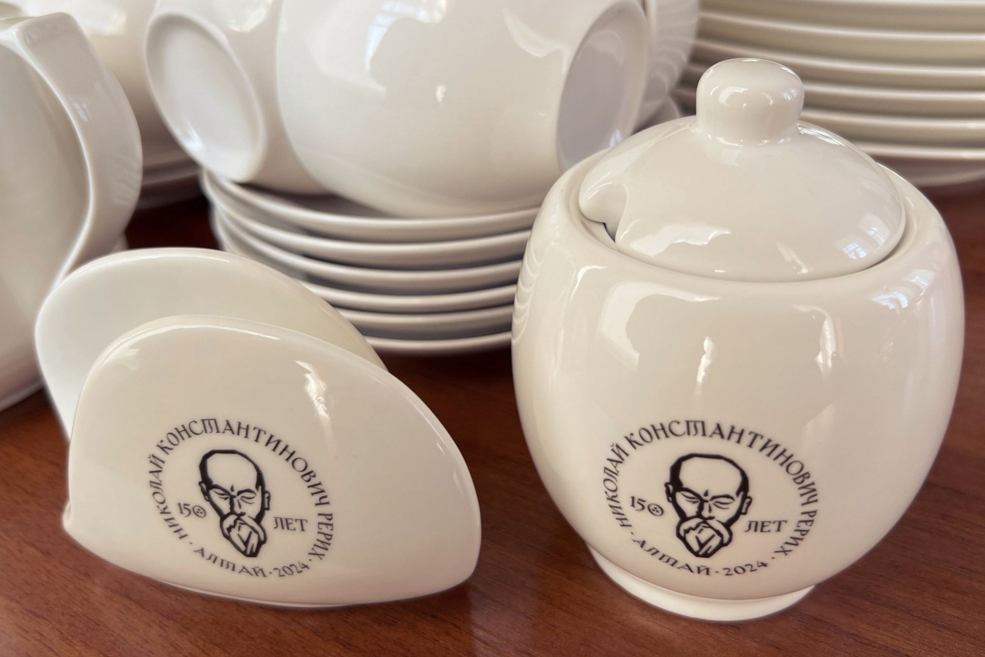 набор посуды к юбилею Рериха_gmilika.jpg