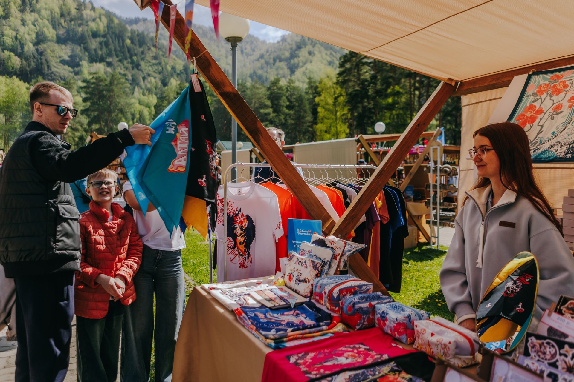 туристические сувениры на ярмарке Цветение маральника_Елена Захарова.jpg