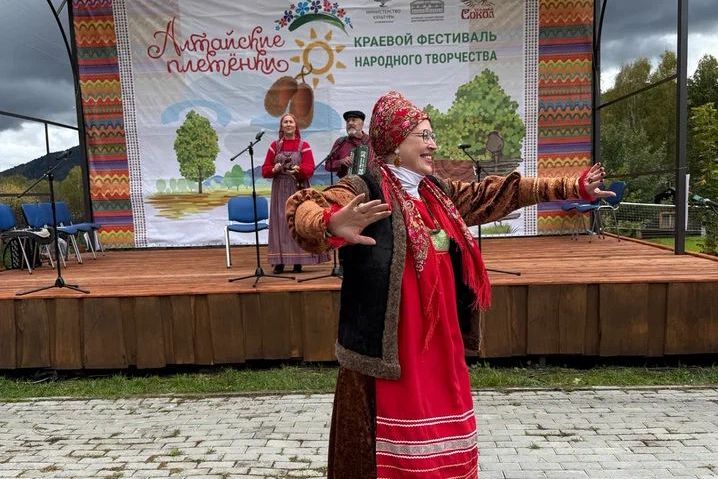 у сцены Алтайских плетенок_Ксения Кудрина.jpg у сцены Алтайских плетенок_Ксения Кудрина.jpg