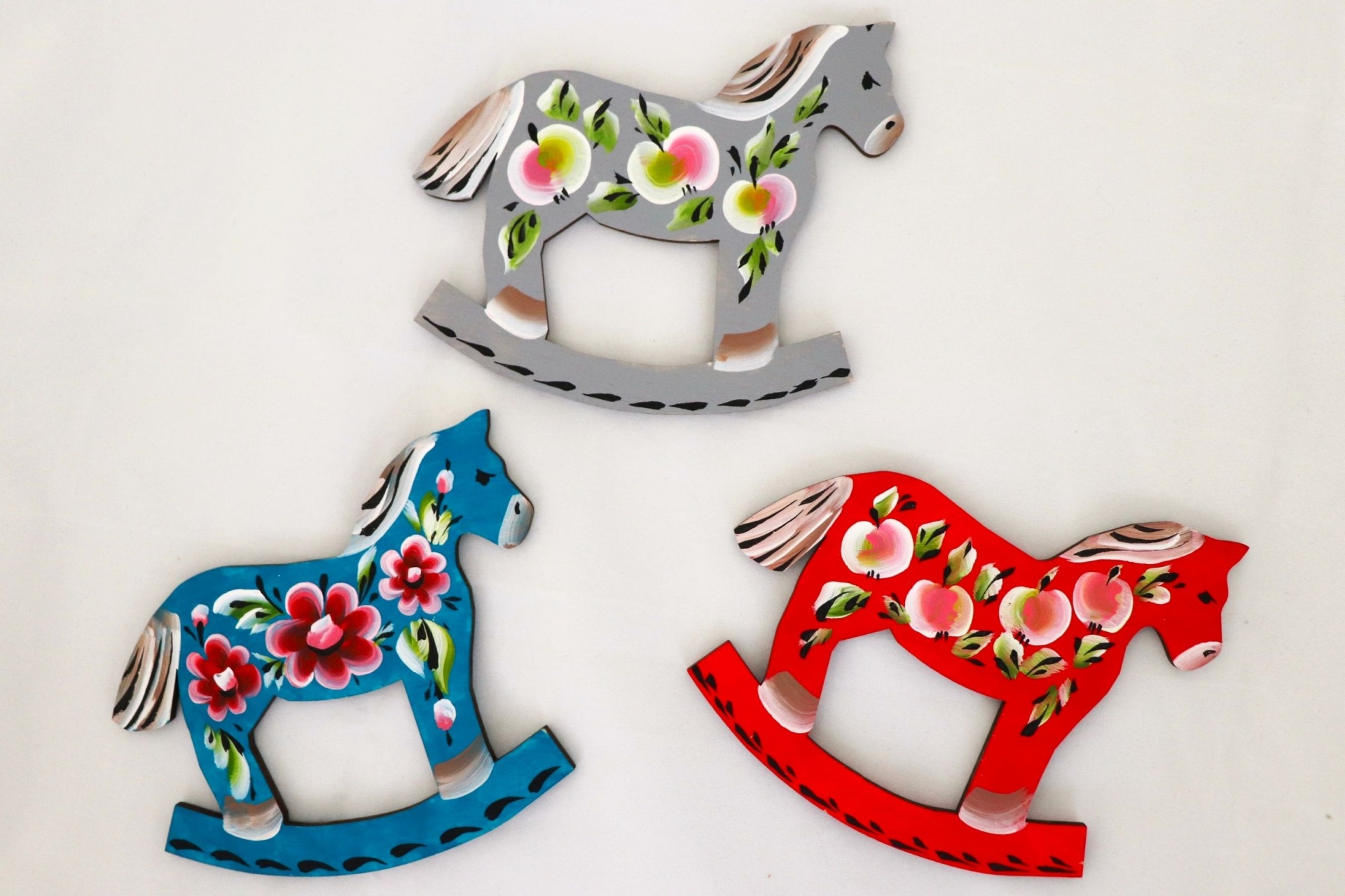 расписные лошадки Лилии Живовой_muzeighmak.jpg