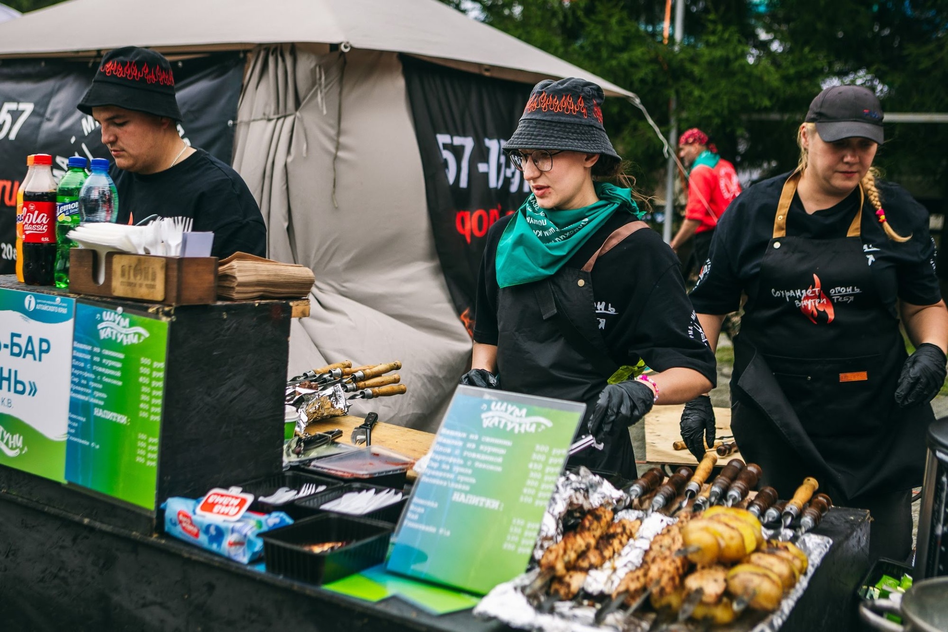 гриль-зона на гастроплощадке фестиваля Шум Катуни_Елена Захарова.jpg