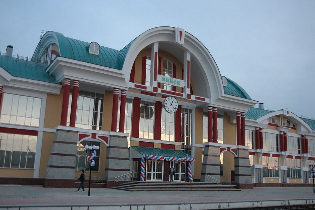 Бийский железнодорожный вокзал.jpg