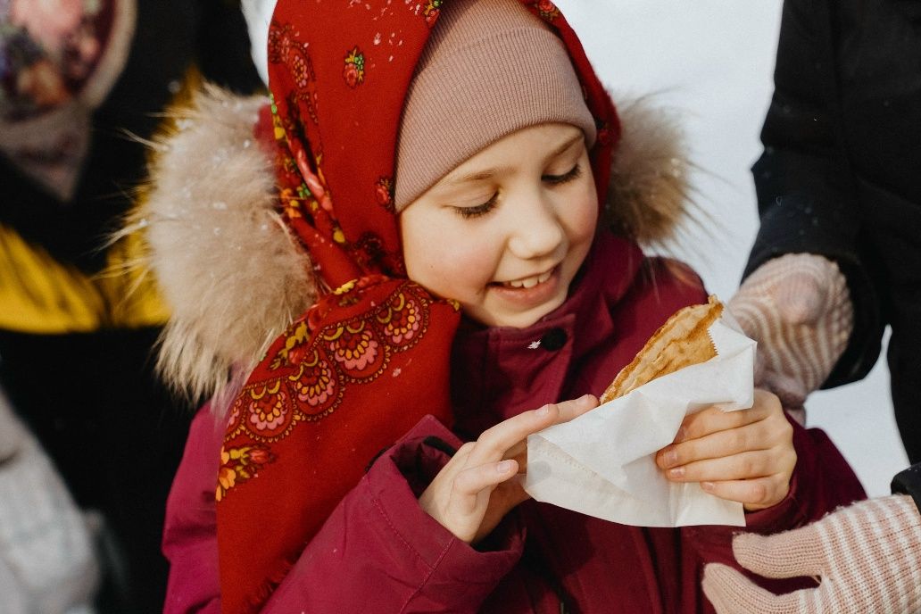угощение блинами на Сибирской Масленице_Руслан Гвоздев.jpg