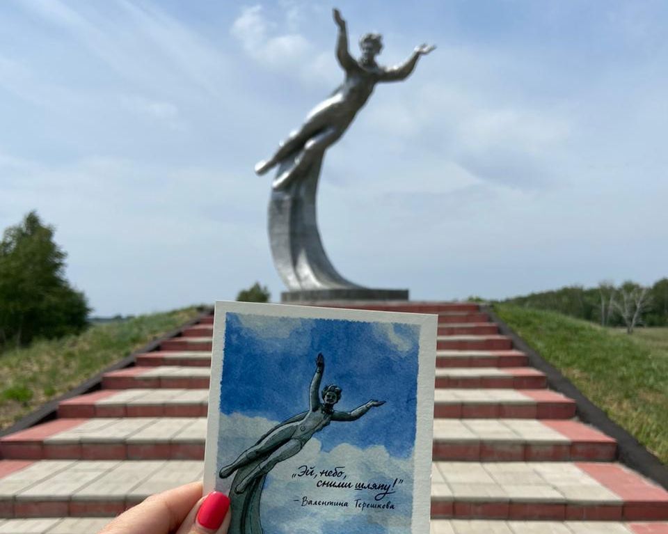 памятник и сувенирная открытка космонавту Чайке_Елена Седых.jpg