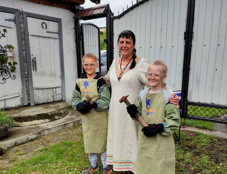участники экскурсионного флешмоба в мастерской ковки ОК_Бийск_Анна Скобова.jpg участники экскурсионного флешмоба в мастерской ковки ОК_Бийск_Анна Скобова.jpg