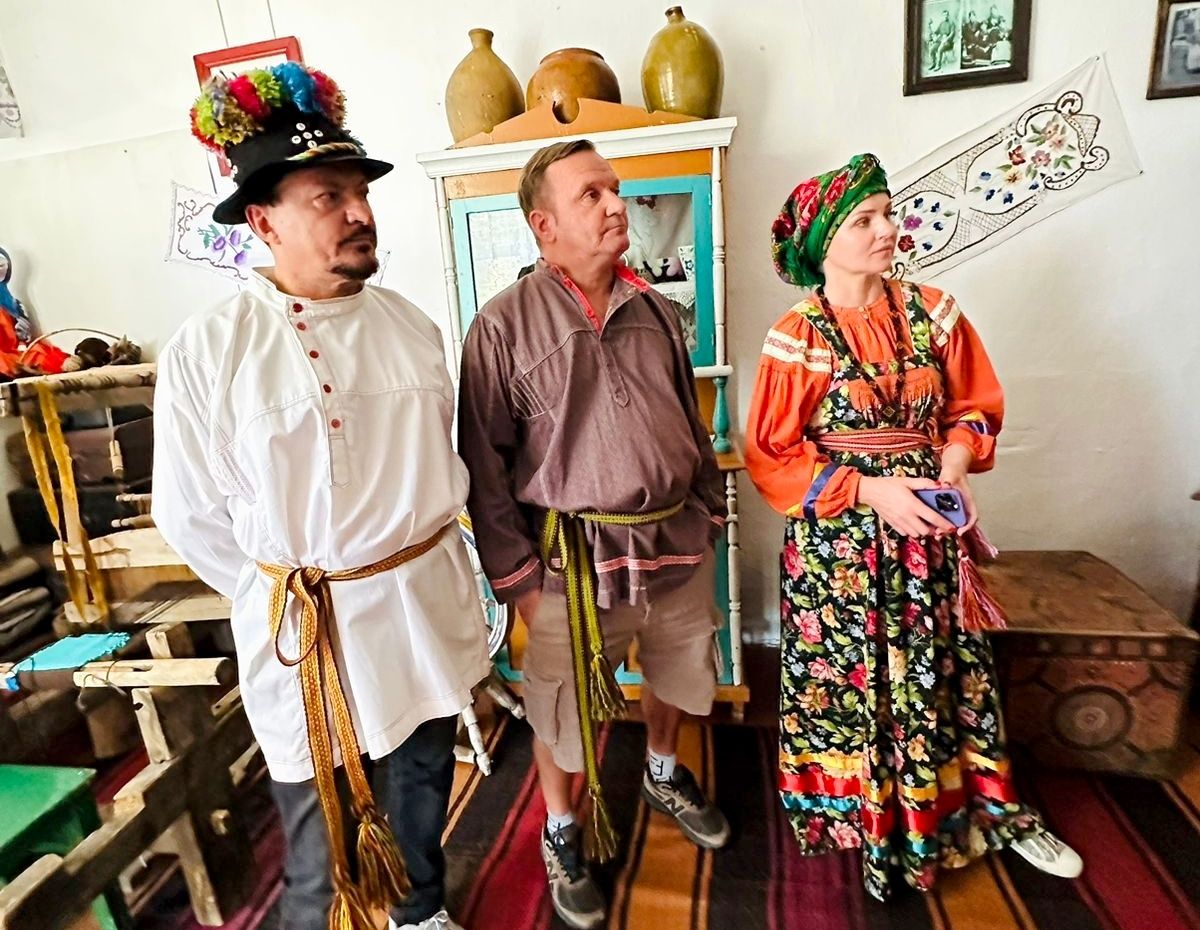 участники локейшн-тура по Алтайскому краю в народных костюмаъх_altaimck.jpg