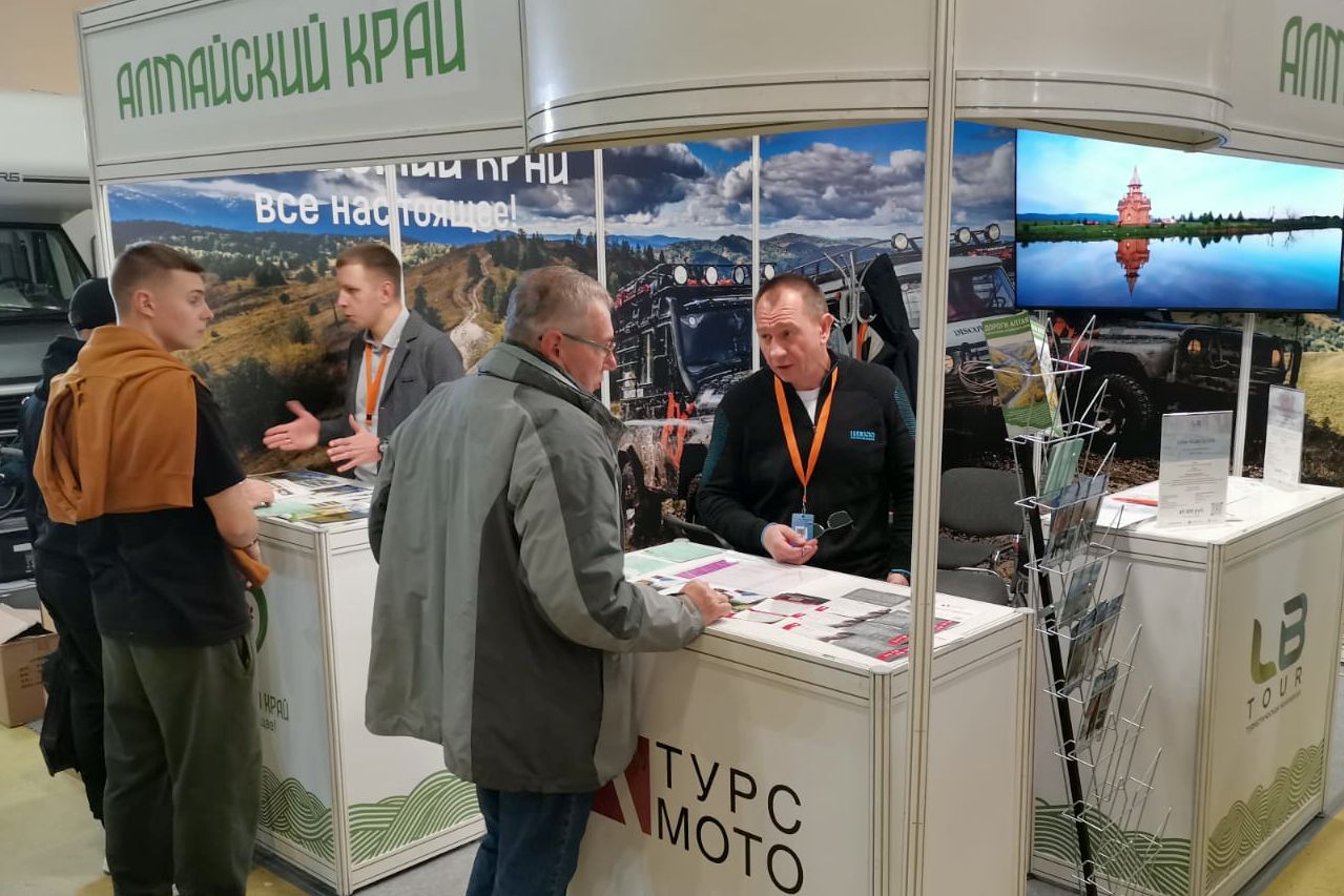 посетители стенда Алтайского края на выставке Поехали-2023_Сергей Попович.jpg посетители стенда Алтайского края на выставке Поехали-2023_Сергей Попович.jpg