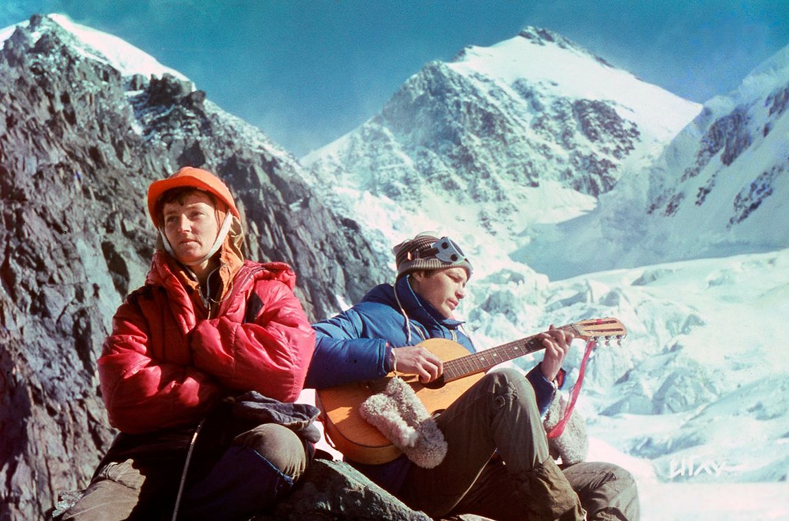 на скальном балконе ниже Белухи в ожидании погоды_Игорь Глущенко.jpg