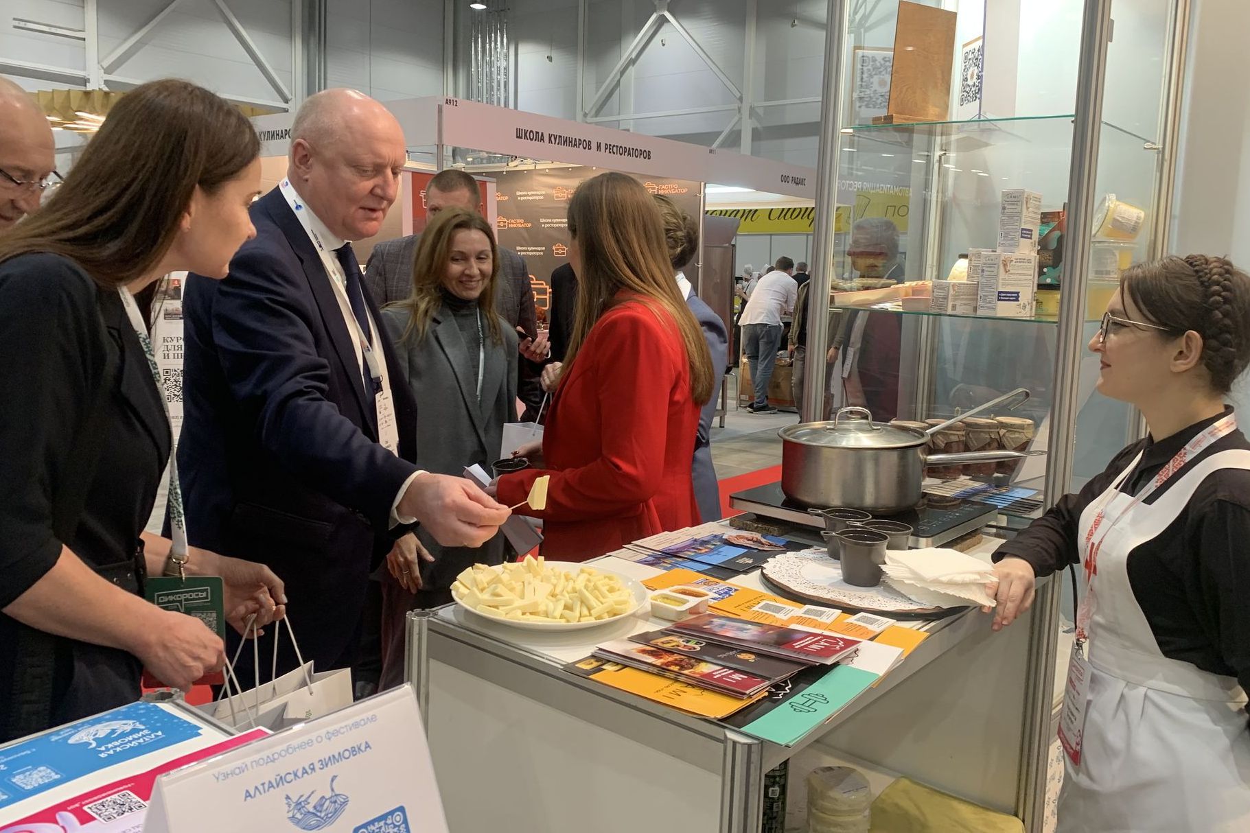 замгубернатора НСО на стенде Алтайского края форума Дикоросы_Денис Иглов.jpg