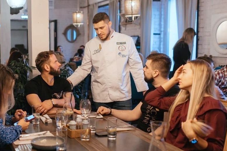 Сергей Зозуля с гостями ресторана Ясная Поляна_WFRS.jpg