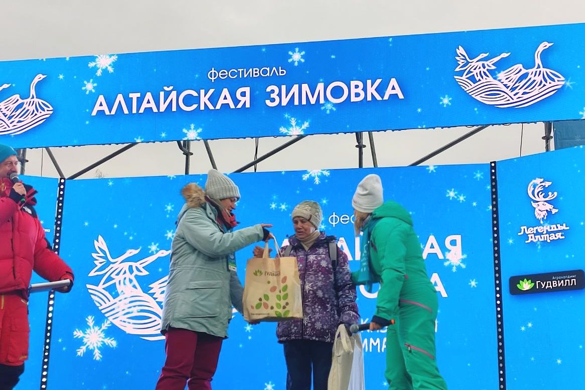 награждение победительницы конкурса елочной игрушки Алтайская зимовка_altkrupa.jpg