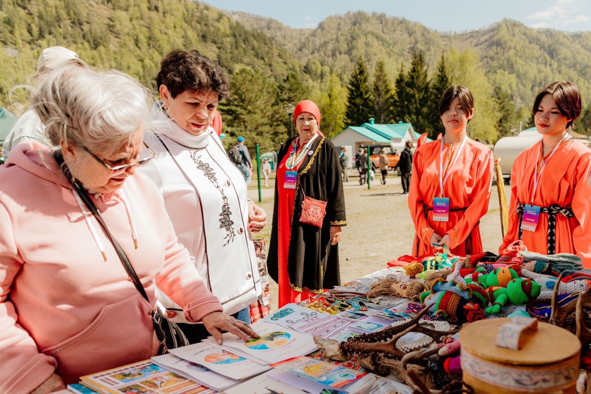 стенд кумандинцев на фестивале Цветение маральника_Татьяна Алдабаева.jpg