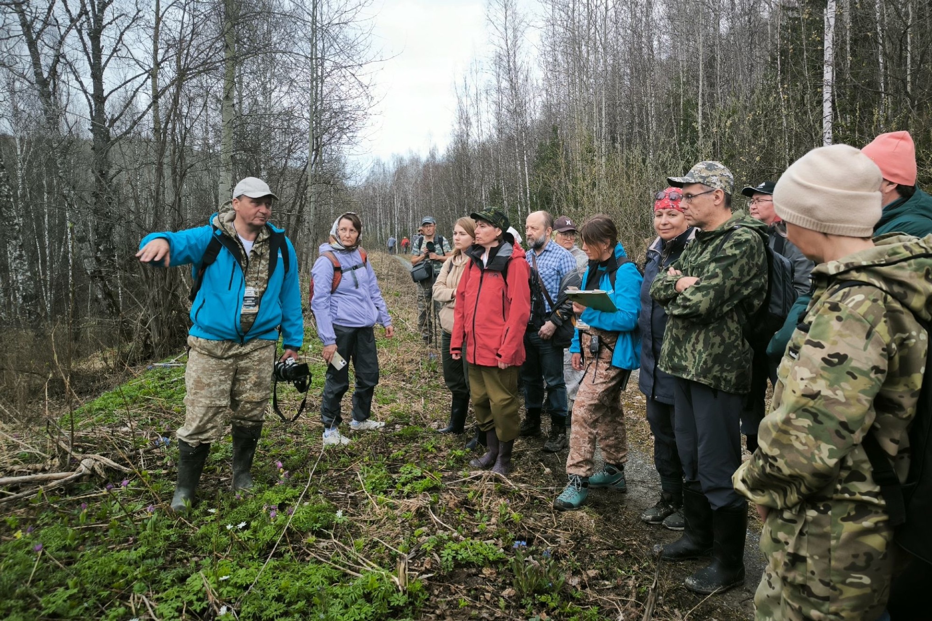 экскурсовод с группой в цветущей тайге Салаира_salairecotour.jpg