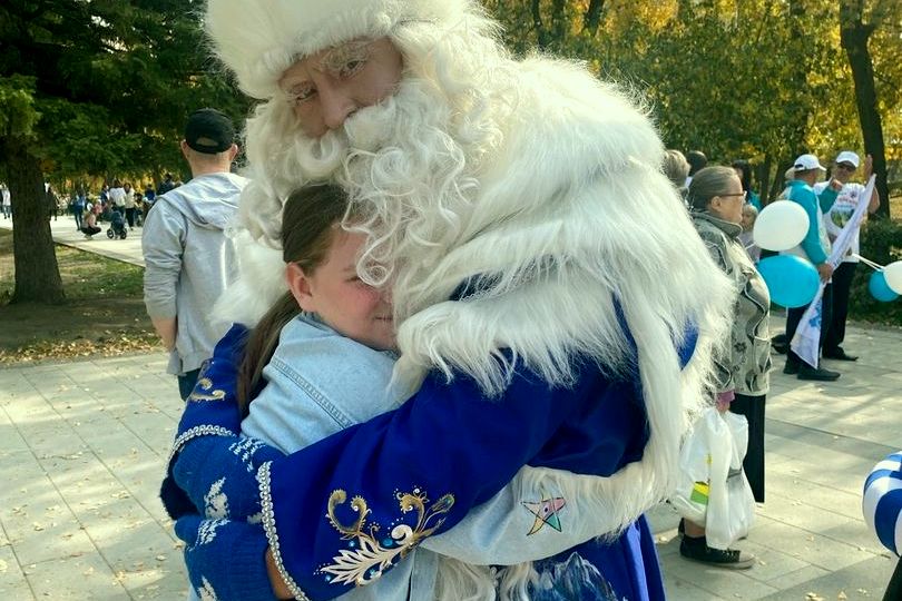 обнимашки с Алтайским Дедом Морозом на Дне туризма в парке Изумрудный_altayded.jpg