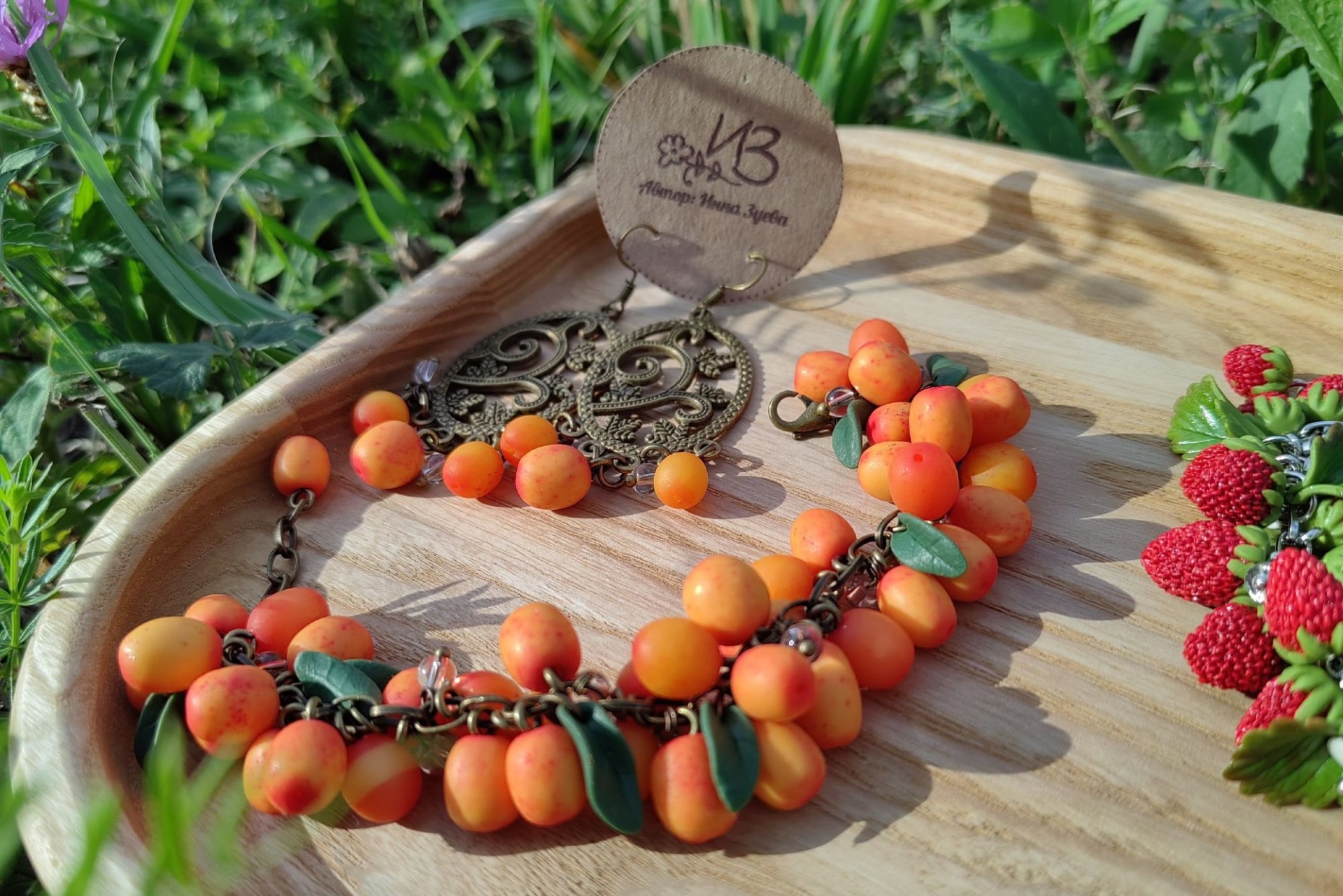 украшения от Инны Зуевой с ягодами облепихи_altainomad.jpg