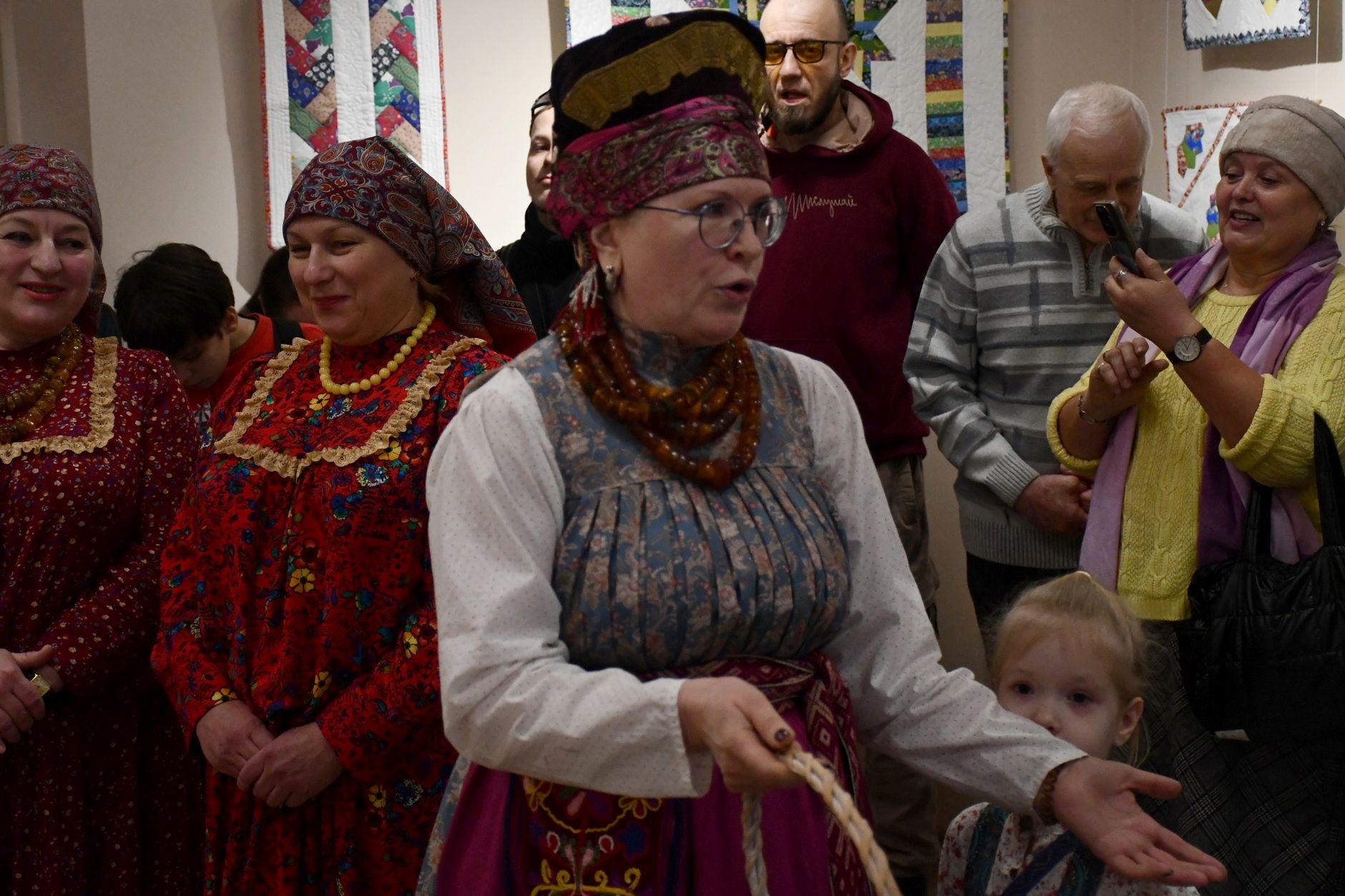 ведущая Клуба русского костюма Алтая Ирина Фролова_Ансамбль Отрада.jpg