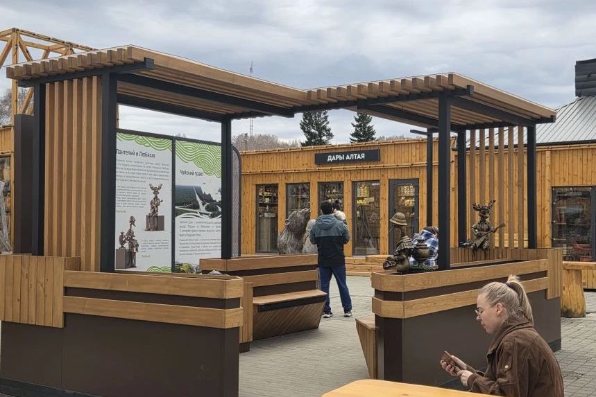туристический инфостенд с зоной отдыха в Сростках.jpg