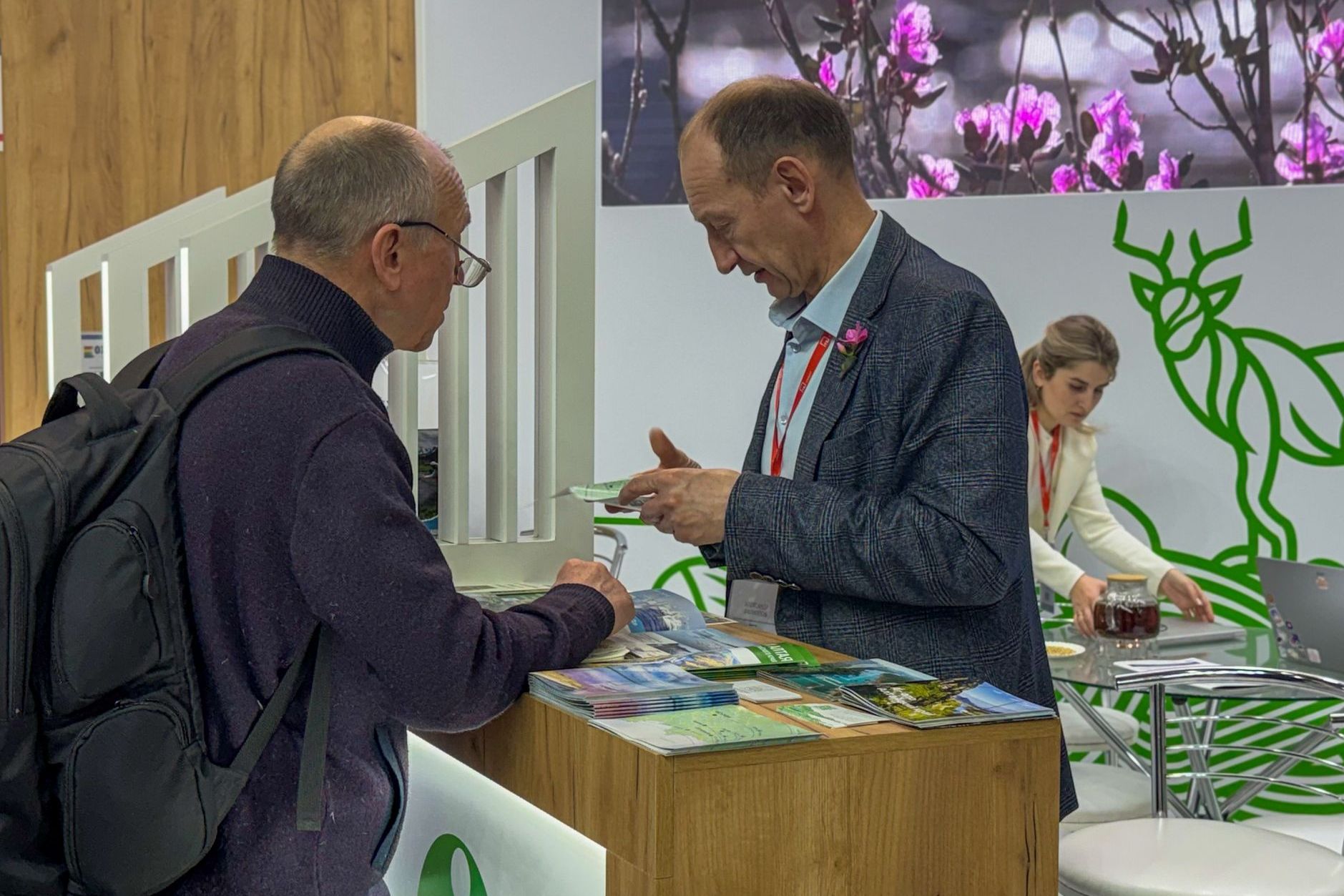 консультирование посетителей стенда Алтайского края на выставке МИТТ_Анна Доронина.jpg