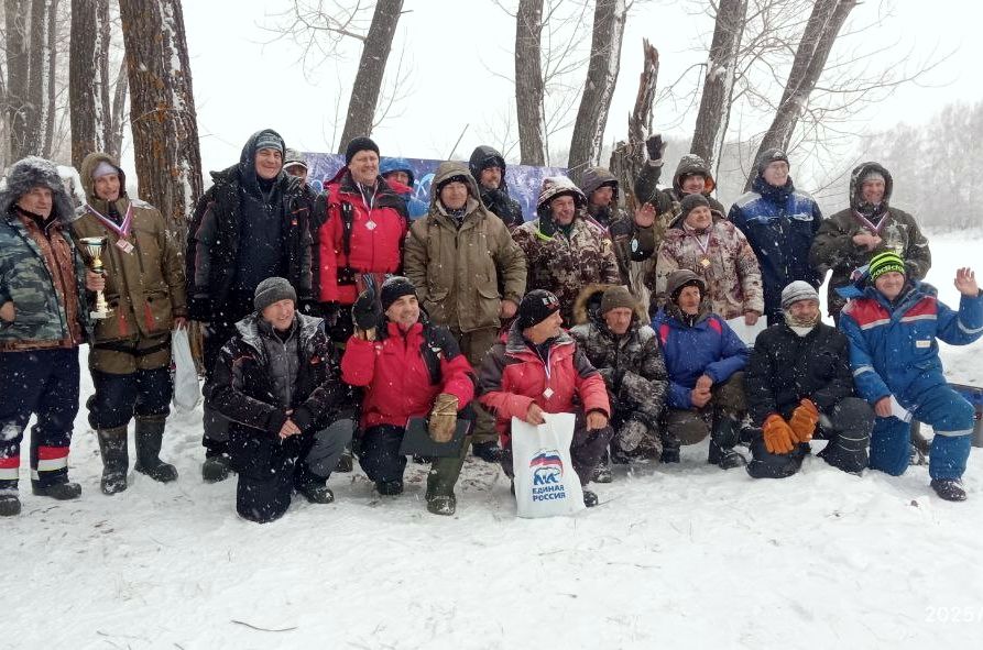 участники соревнований по зимней рыбалке Алтайская зимовка_Павел Рыбалко.jpg