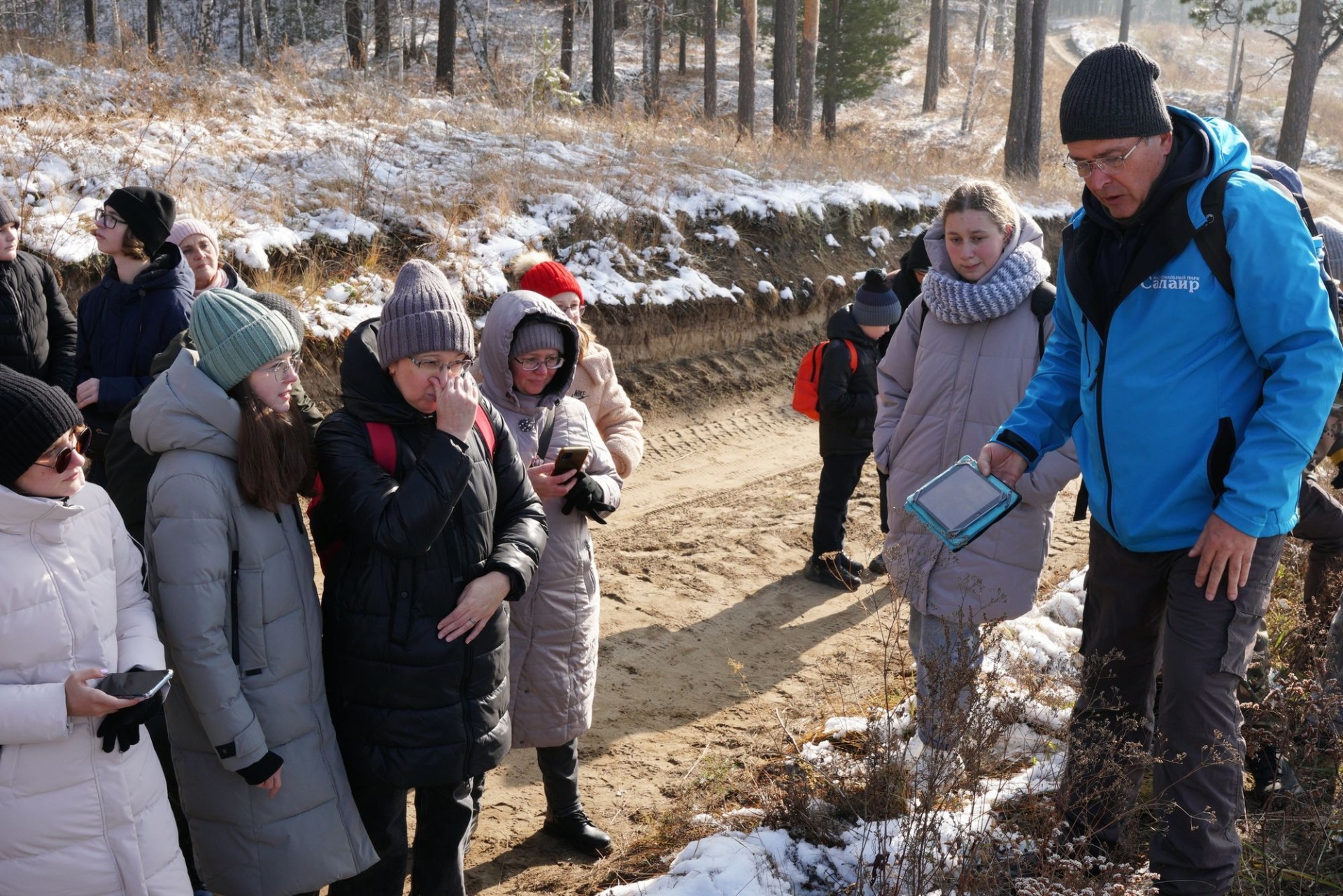 Алексей Эбель проводит выездное занятие для слушателей школы Экогид Алтая_otrjadkaravan.jpg