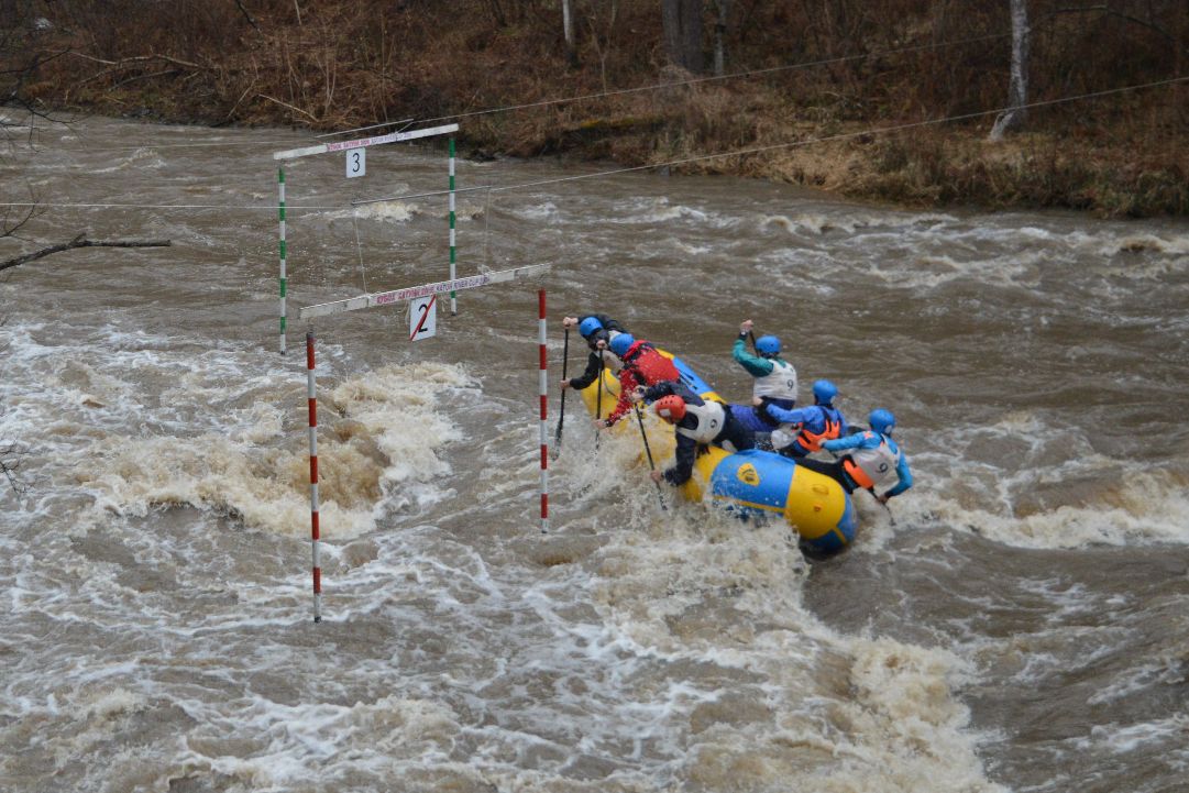 участники из Алтайского края на пороге Треугольник реки Сема_Анастасия Розенкова.jpg