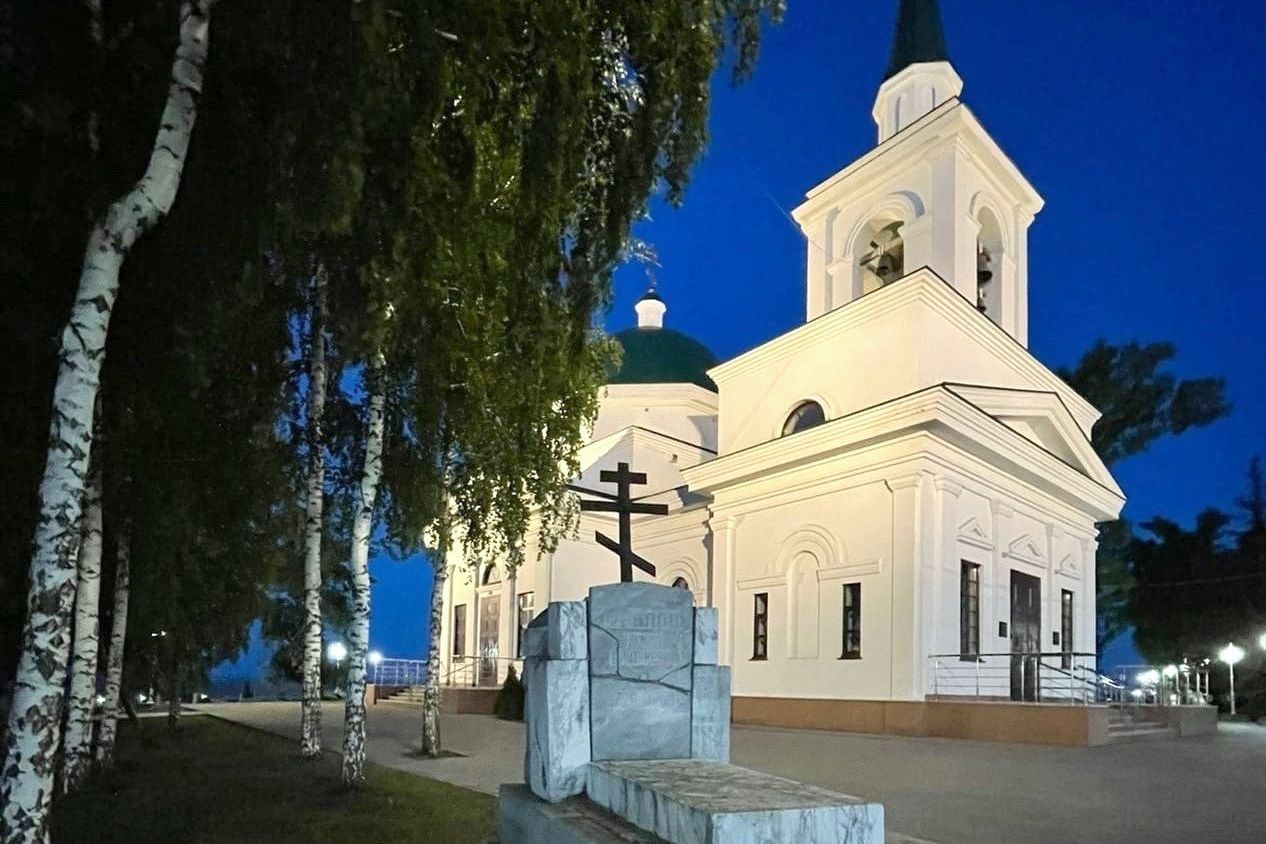 надгробие и храм в Нагорном парке_millionkilometrov.jpg